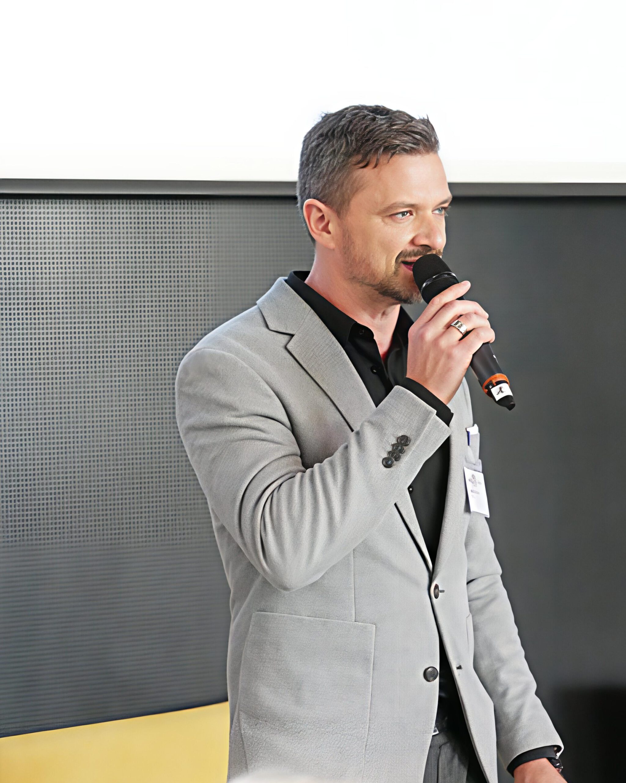 Moderator nach rechts schauend