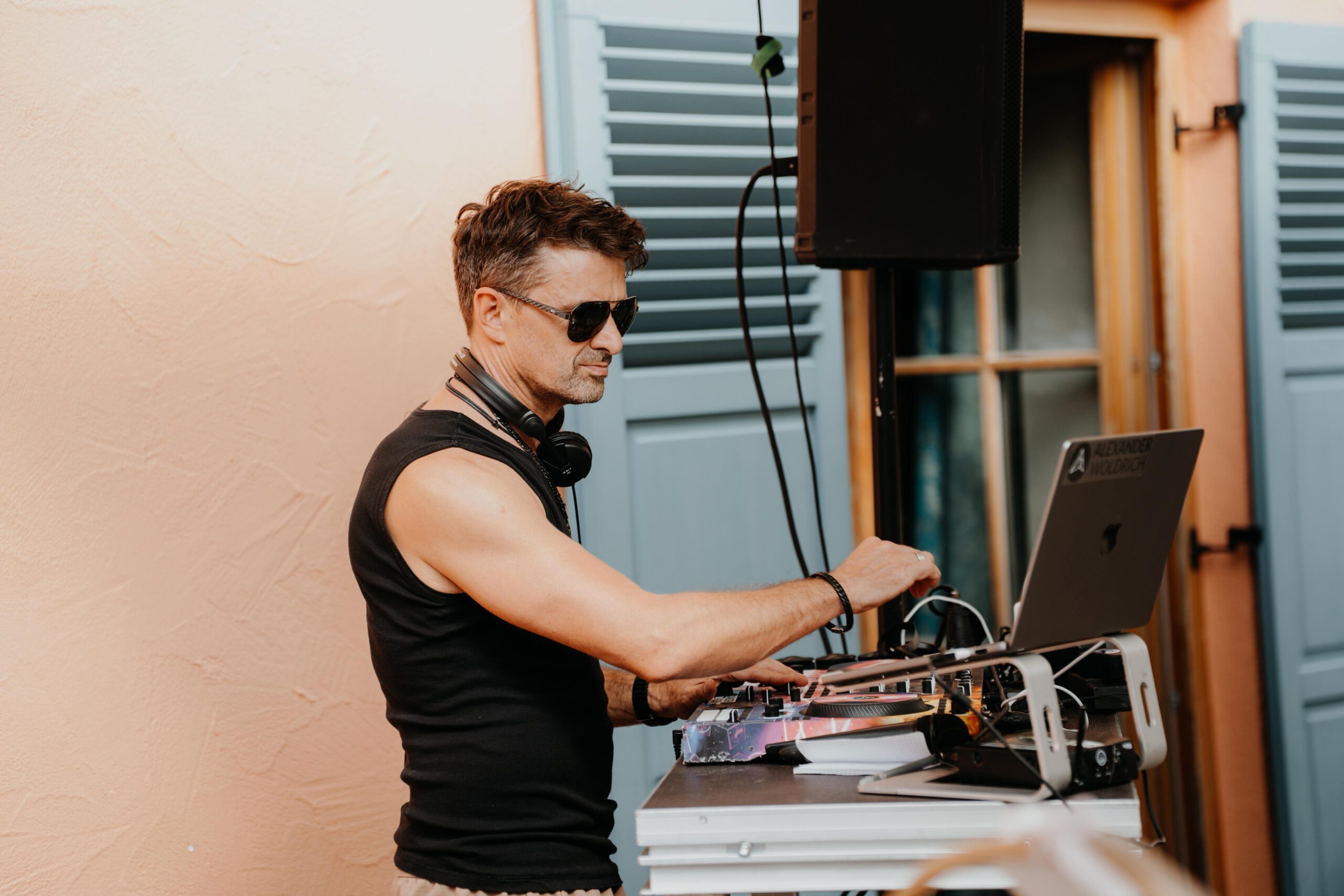 DJ Sonnenbrille, Muscleshirt